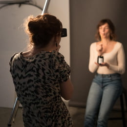 Shooting photo : Marie derrière son appareil prend en photo la modèle dans le studio photo